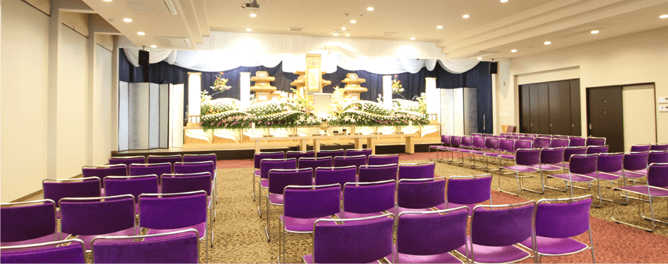 うるま優交社の会館内ホールや外観の写真です